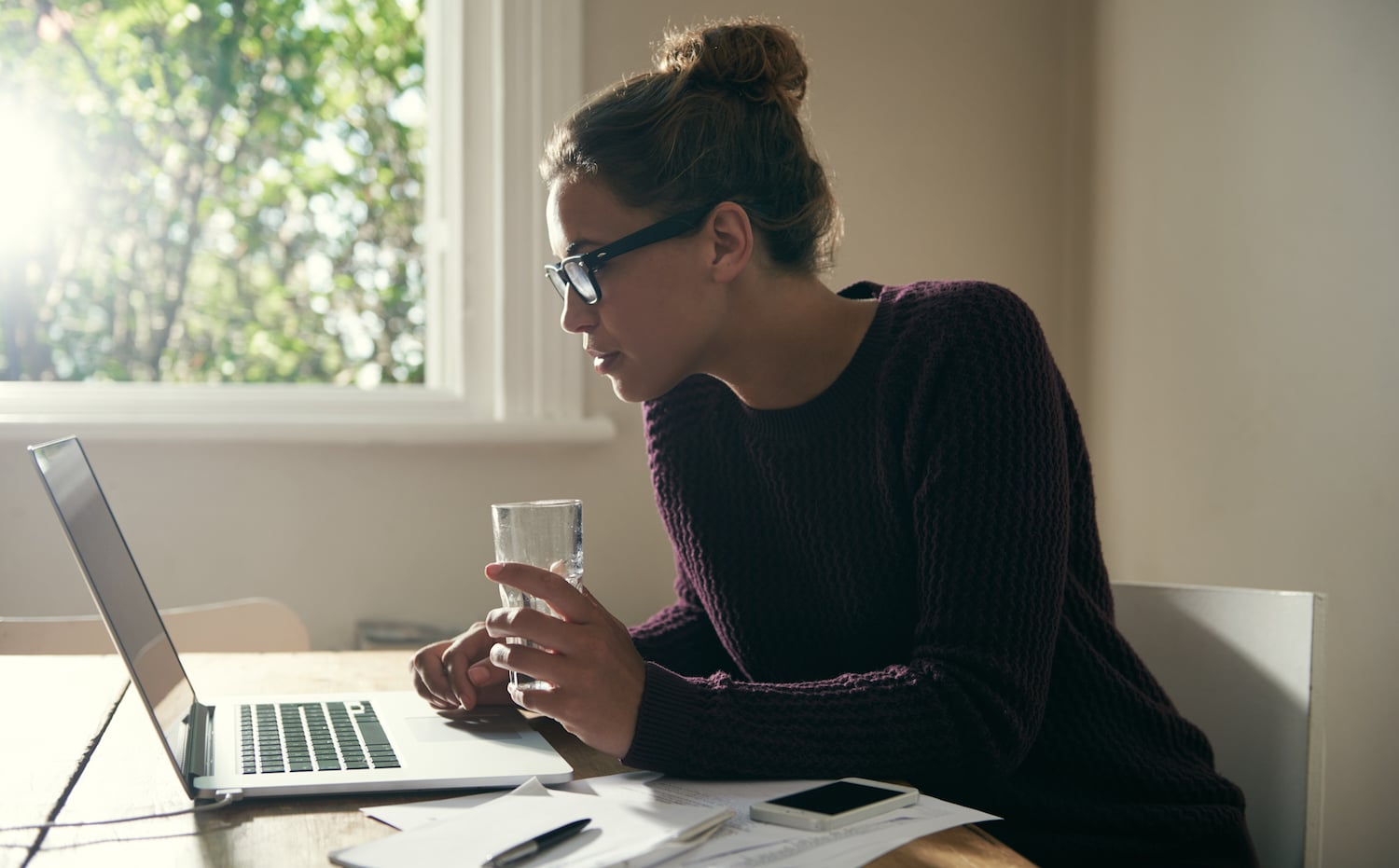 Getting photo. Girl write email.